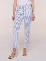 Pantalón elastizado de tiro alto estilo pull-on, marca Zac & Rachel. Modelo de corte cigarrete de silueta ajustada con diseño a rayas en color blanco y azul. Pretina ancha elastizada sin cierres ni botones, con diseño de línea limpia sin bolsillos.