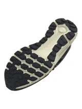 Championes Under Armour modelo Summit Trek, con diseño inspirado en los años 90. Presentan una parte superior de malla ligera en color negro con superposiciones sintéticas, mediasuela de doble densidad en tono crema y suela de goma con tacos para mayor tracción.
