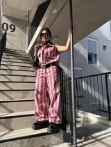 Pantalón de denim estilo wide leg con diseño de rayas verticales en tonos rosados y blancos.