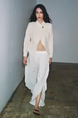 Blazer de cuello alto confeccionada en mezcla de algodón con textura tipo tweed. Presenta un diseño con acabados desflecados, cierre frontal con un solo botón y bajo con detalle peplum.
