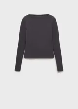 Remera gris de algodón con cuello barco y mangas largas. Corte ajustado.