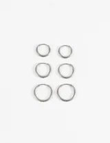 Set de tres pares de aros tipo argolla de diferentes tamaños, fabricados en acero quirúrgico hipoalergénico con acabado plateado.