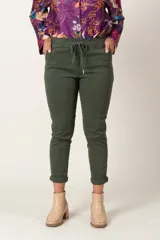 Pantalón negro de tela agamuzada, corte cigarette, con cintura elastizada ajustable con cordón y bolsillos laterales.