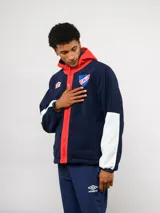 Campera de polar blanca con capucha y detalles en azul marino, con cierre frontal completo. Presenta el logo de Umbro y el escudo del Club Nacional de Football en el pecho.
