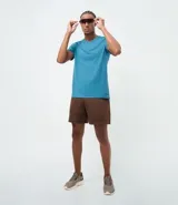 Remera deportiva de hombre con tecnología dry fit, cuello redondo y mangas cortas. Presenta un diseño minimalista con etiqueta aplicada en el dobladillo y detalles a contraste.