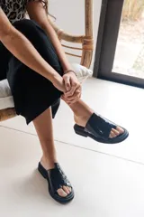 Sandalias negras con diseño de piel de cocodrilo, con tira ancha sobre el empeine y tira entre los dedos.