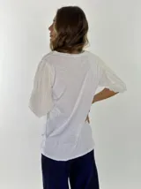 Blusa negra de manga 3/4 con cuerpo de algodón liso y mangas abullonadas de tejido transparente y arrugado.