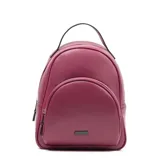 Mochila color púrpura de símil cuero con acceso por cierre. Tiene un bolsillo externo con cierre y bolsillos internos, uno con cierre y dos abiertos. La correa es regulable y el asa es fija. El interior es de tela de algodón y poliéster. Tiene el logo de XL Extra Large al frente.