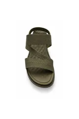 Sandalia plana color verde militar, con tiras elásticas cruzadas de diseño tejido y suela cómoda con plataforma baja.