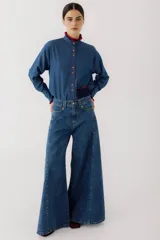 Jean azul de corte wide leg, super amplio, con tiro medio-alto y diseño de perneras holgadas.