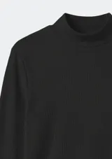 Blusa de manga larga con cuello alto, confeccionada en tejido acanalado de color verde oliva.