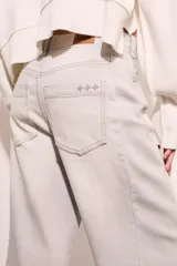 Pantalón de jean celeste de corte wide leg con terminación desflecada.