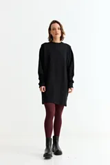 Vestido de algodón de corte recto y holgado, con cuello redondo y mangas largas con puños elásticos.