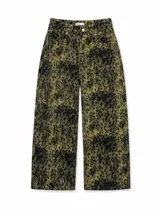 Jean de corte recto y tiro alto con estampado animal print en tonos verde oliva y negro. Cuenta con cierre frontal, botón metálico y bolsillos laterales.