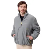 Buzo tipo anorak de la marca Rusty, color gris verdoso, con medio cierre frontal y bolsillos laterales. Presenta logo bordado en amarillo en el pecho, puños elásticos y ajuste en la parte inferior.