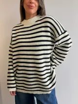 Sweater tejido de punto con diseño a rayas horizontales, cuello redondo y mangas largas con caída holgada.