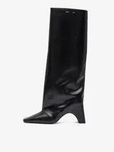 Botas altas Coperni Bridge de cuero vacuno en color negro, con diseño estructurado, puntera cuadrada y taco geométrico distintivo.