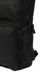 Mochila urbana de diseño minimalista en color negro, confeccionada en poliuretano. Cuenta con un compartimento principal amplio, un bolsillo frontal grande con cierre y un diseño ergonómico con correas ajustables.