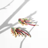 Par de aros dorados con forma de abanico, con pasante y fru fru, cubiertos de cristales de colores.