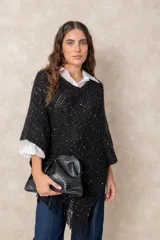 Cartera tipo sobre de cuero sintético negro con textura de efecto reptil y diseño fruncido en la parte superior. Cuenta con un marco rígido y cierre superior.