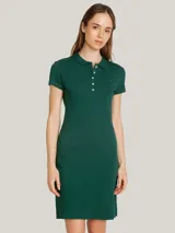 Vestido verde de piqué de algodón orgánico elástico, corte slim, cuello tipo chomba, cartera de 5 botones y logo de Tommy Hilfiger bordado en el pecho.