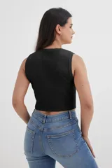 Top tejido fucsia con cuello redondo y sisas amplias.