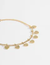 Pulsera de cadena fina en color dorado con múltiples dijes colgantes en forma de corazón y pequeñas esferas intercaladas. Cuenta con cierre de mosquetón y cadena de extensión.