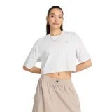 Remera corta de dama New Balance, color gris jaspeado, de corte holgado y mangas cortas. Presenta logo bordado en el pecho.