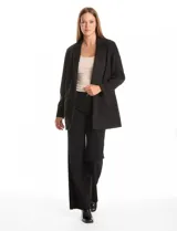 Blazer de corte largo confeccionado en tejido símil gamuza con textura aterciopelada. Presenta cuello con solapas, frente abierto sin botones y dos bolsillos de parche frontales.