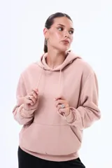 Buzo tipo canguro de felpa color rosado, con capucha ajustable mediante cordones y bolsillo frontal tipo canguro.