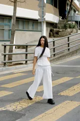 Pantalón culotte de tiro medio, color blanco, con cintura elástica y lazadas laterales ajustables.