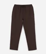 Pantalón deportivo de corte recto en color marrón, con cintura elástica ajustable mediante cordón y bolsillos laterales.