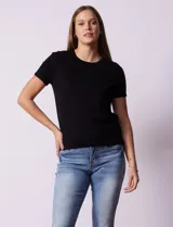 Buzo negro tejido en hilado fino, marca Ninety. De corte clásico, con cuello redondo y mangas cortas.