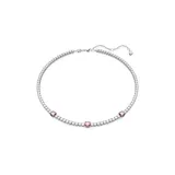 Gargantilla plateada con hilera de cristales blancos y tres cristales rosados en forma de corazón.