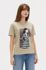 Remera de algodón color negro, con cuello redondo, mangas cortas y estampa frontal de diseño artístico con flores y figura humana.