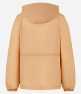 Campera deportiva femenina tipo parka, color ocre, confeccionada en poliamida y poliéster. Tiene cuello con capucha, mangas largas con puños elásticos, cierre frontal con cremallera y cordón ajustable en la cintura.