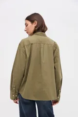 Sobrecamisa de algodón color marrón, con cuello solapa, cierre frontal de botones y bolsillos frontales en el pecho.