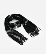 Bufanda larga de punto acrílico color negro, con diseño de cuadros y franjas en blanco y gris.