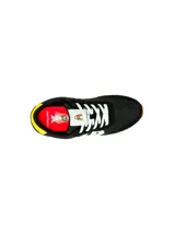 Championes urbanos Hush Puppies en colaboración con Peanuts, color negro con detalles en blanco, amarillo y rojo. Presentan el logo de la marca en el lateral, estampa de Snoopy en el talón y la inscripción Peanuts en la entresuela. Confeccionados en una combinación de gamuza y tela, con suela de goma.