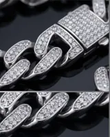Pulsera tipo eslabón cubano de acero, con superficie totalmente cubierta de micropave de circonias brillantes. Cuenta con cierre de seguridad integrado.