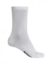 Kit de dos pares de medias unisex de caño medio, confeccionadas en tejido de algodón suave y elástico, con diseño básico y liso en color blanco.