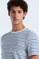 Remera de manga corta con diseño de rayas horizontales en tonos azules y blancos, con cuello redondo y el logo bordado en el pecho.