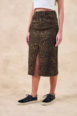 Falda midi de denim con estampado animal print, tiro alto y abertura frontal.