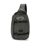 Bolso tipo bandolera de diseño ergonómico en color verde militar, con correas ajustables, cierres impermeables y compartimentos internos.