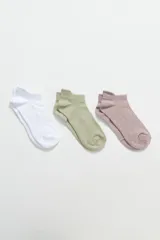Pack de tres pares de medias cortas deportivas, invisibles, en colores blanco, verde claro y lila. Confeccionadas con elastano para mayor comodidad y ajuste.