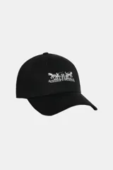 Gorra tipo baseball color negro con diseño bordado en color blanco en el panel frontal que representa el clásico logo de los dos caballos de Levi's.