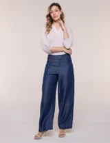 Pantalón wide leg de denim azul, con tiro alto, presillas para cinturón y bolsillos delanteros y traseros.