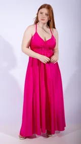 Vestido largo de fiesta color fucsia, con breteles finos, escote en V cruzado y falda acampanada.