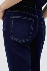 Jean de corte bootcut con cinco bolsillos, confeccionado en denim azul oscuro con leve stretch. Presenta cintura clásica, cierre con botón y raya planchada tanto en la parte frontal como trasera.