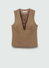 Chaleco de corte recto y diseño minimalista, con escote en pico profundo y tirantes anchos. Presenta un estilo sastrero sin mangas, ideal para combinar en conjuntos formales.